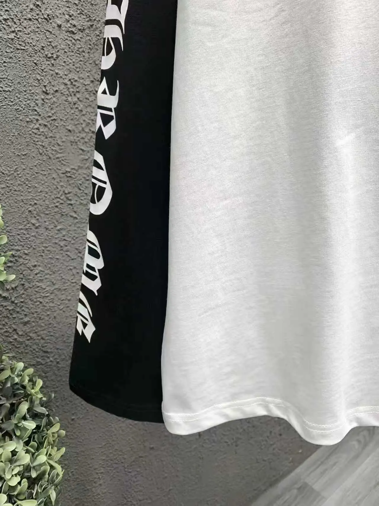 P170 Chrome Hearts 🍁Long T series🍁 Will be available at counters simultaneously in 2022❤ The fabrics have been fully upgraded! ! Crowe black and white letters large horseshoe color matching long-sleeved T. Imported environmentally friendly glue printing and dyeing replica version 1:1 high weight original fabric Color: black and white combination Size: S Length 70 Chest 105 Shoulder width 45 Sleeve length 56 M Length 72 Chest 110 Shoulder width 47 Sleeve length 58 L Length 74 Chest 115 Shoulder width 49 Sleeve length 60 XL Length 76 Bust 120, shoulder width 51, sleeve length 62
